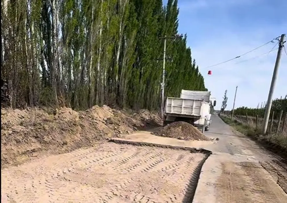 Hoy se colocó hormigón para hacer un bacheo en un tramo de la calle María Auxiliadora. (Foto gentileza)