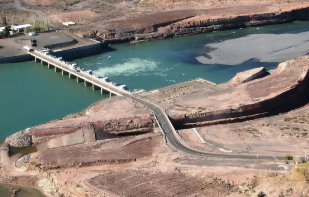 El dique compensador de Arroyito, sobre el río Limay, eroga caudales mínimos aguas abajo. El impacto se siente sobre el río Negro. Foto: archivo.