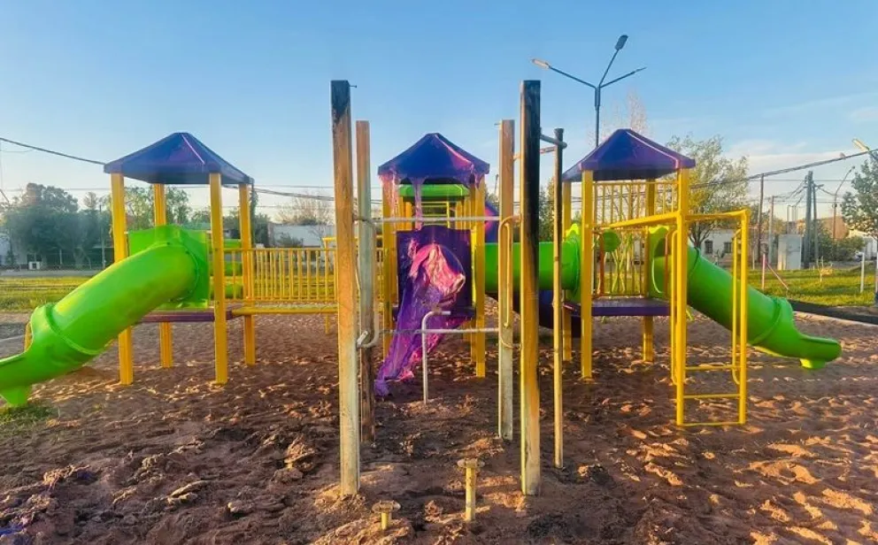 Uno de los juegos quedó destruido por la quema que realizó un menor de 14 años. (Foto gentileza)