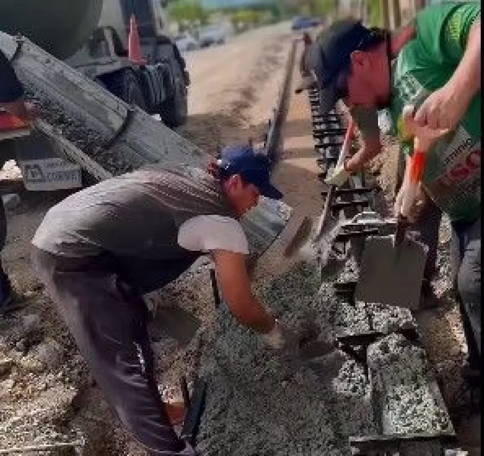 Luego de los trabajos de compactación del suelo y colocación de moldes, ayer se colocó el hormigón en calle 25 de Mayo. Foto: Municipio Huergo.