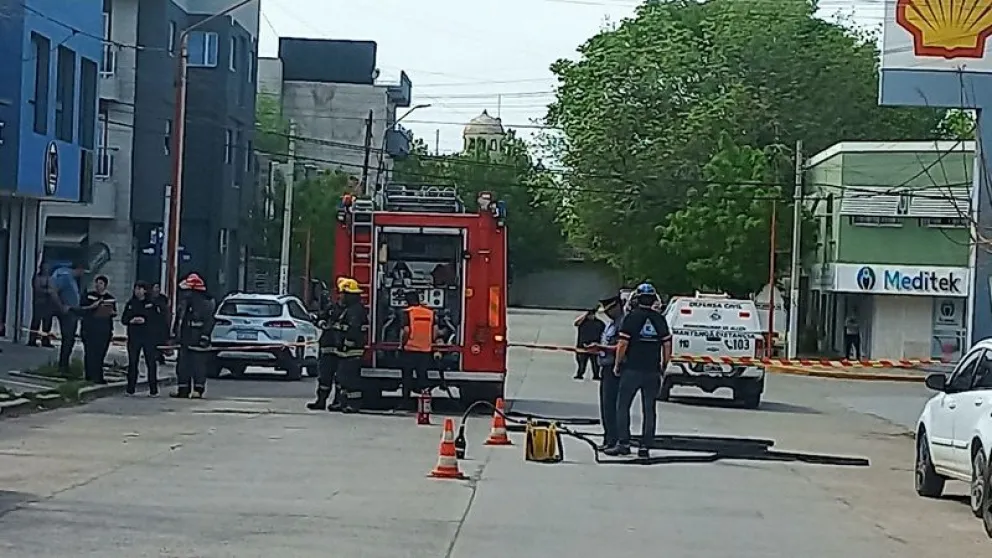 Un amplio operativo de seguridad se desplegó esta mañana en pleno centro de Allen, luego de que vecinos advirtieran la presencia de un objeto sospechoso. Foto: gentileza