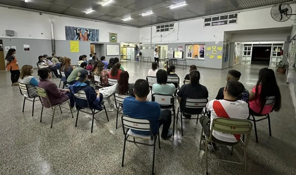 La charla estuvo destinada a alumnos del CEM 128 de Huergo para el desarrollo de emprendimientos productivos. (Foto gentileza)