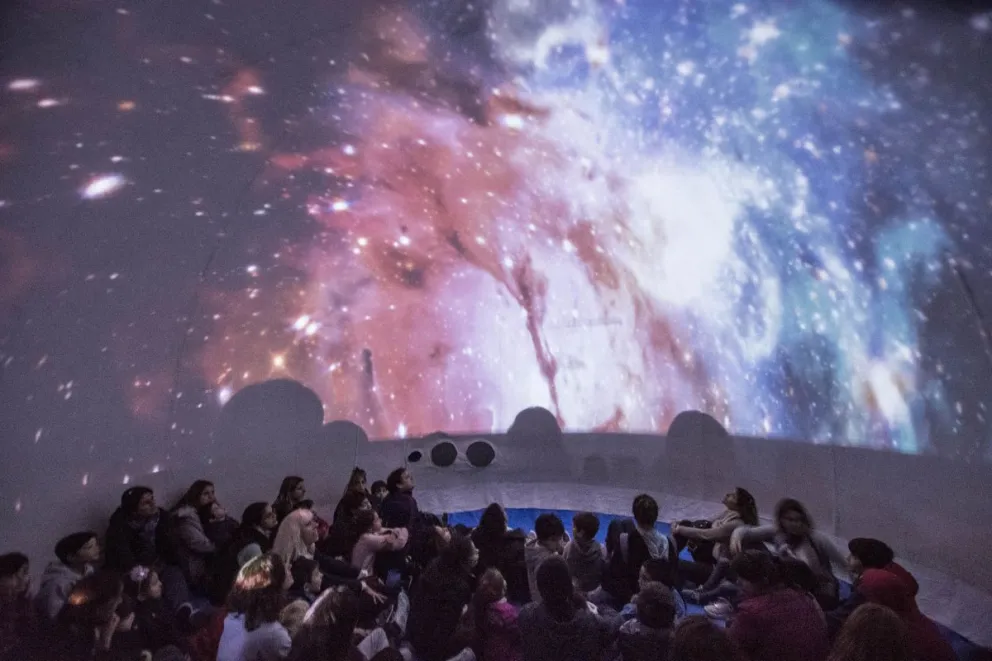 Recorrer el espacio, sumergirse a las profundidades o caminar entre dinosaurios será la propuesta para los chicos de Huergo. Foto: gentileza