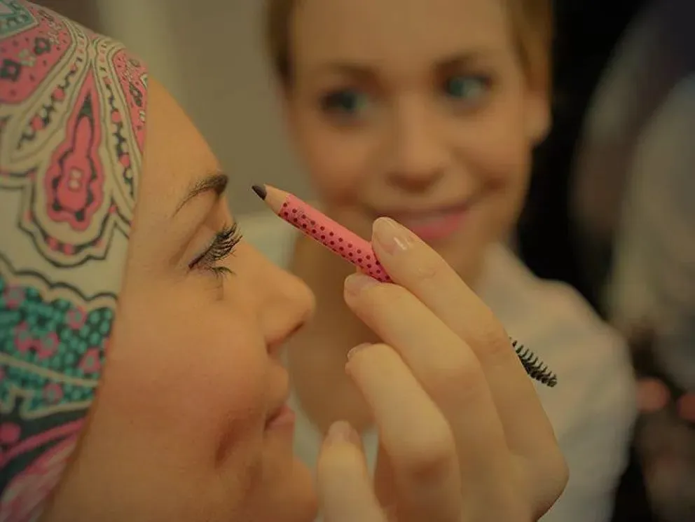 Una paciente oncológica participa de una sesión de maquillaje terapéutico como parte del proceso de recuperación estética. Foto: ilustrativa.