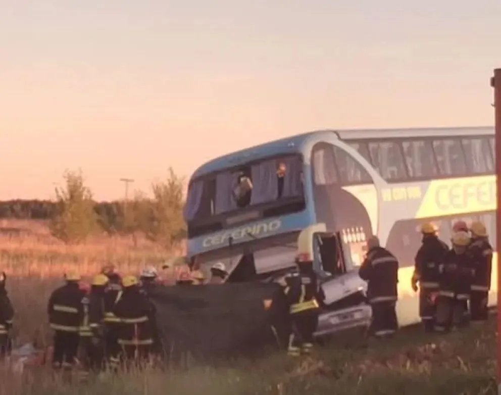 Así quedaron el colectivo y el Peugeot. Foto gentileza.