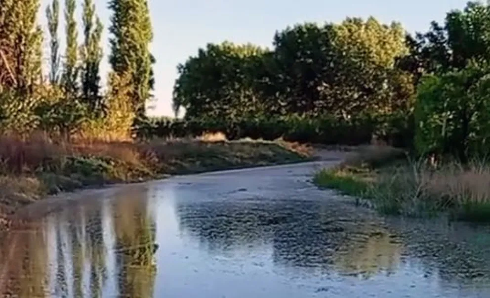 La vandalización de compuertas generó el anegamiento de calles en la zona rural sureste y problemas con los turnos de riego. Foto: gentileza 