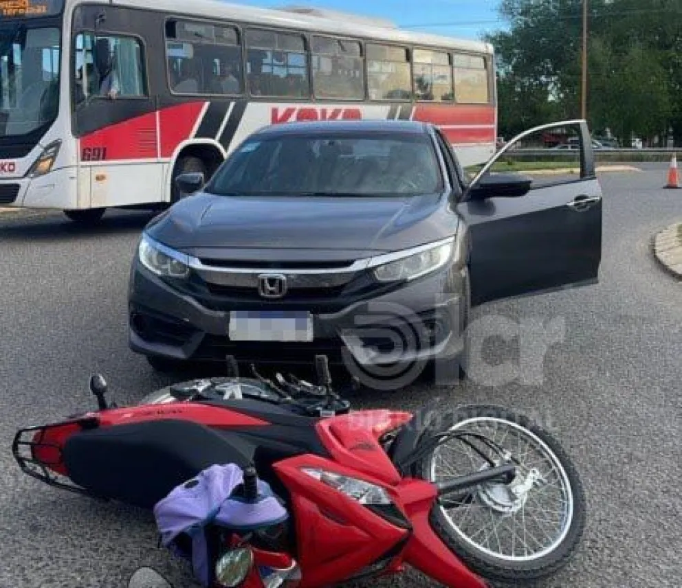 El automovilista no alcanzó a frenar a tiempo y terminó impactando contra la moto que se predisponía a cruzar la autovía. 