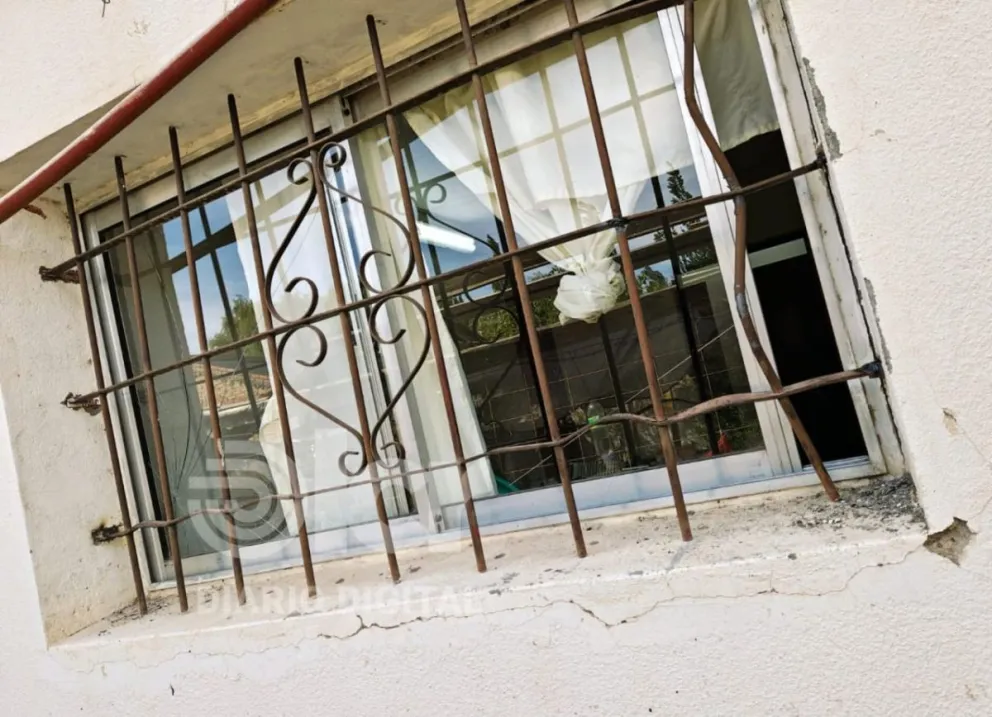 Los sujetos ingresaron al establecimiento escolar tras violentar una ventana del depósito de la cocina. Foto gentileza.