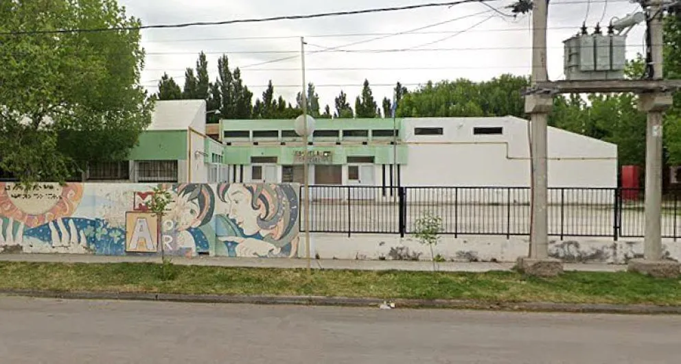 El robo y los daños en la escuela ubicada sobre calle Puelches sucedió durante el fin de semana. Foto captura google maps.