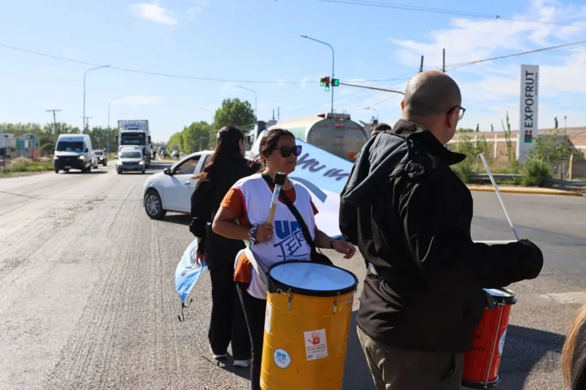 Docentes subieron a la ruta para reclamar. Foto: Tania Domenicucci