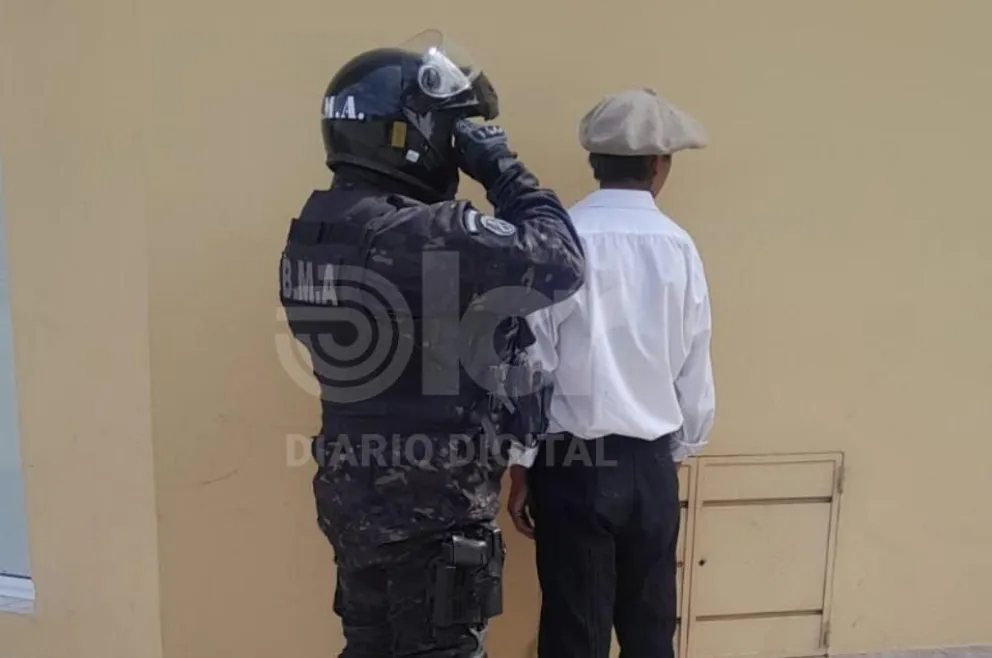 El sujeto fue interceptado por personal policial que depende de la Jefatura de Zona II minutos después de las 12 del lunes. Foto: Policía RN.