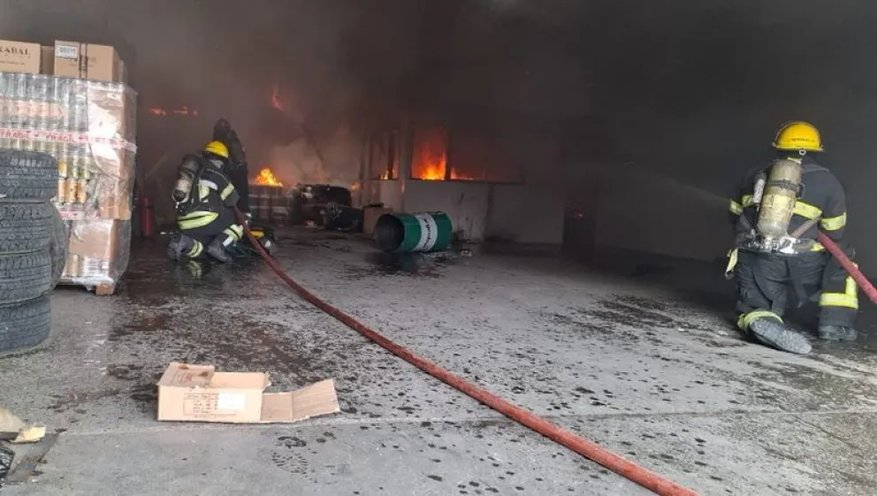 Bomberos logró controlar el fuego que se registró en la tarde de hoy en un depósito de alimentos e insumos en el barrio Belgrano. Foto: gentileza.