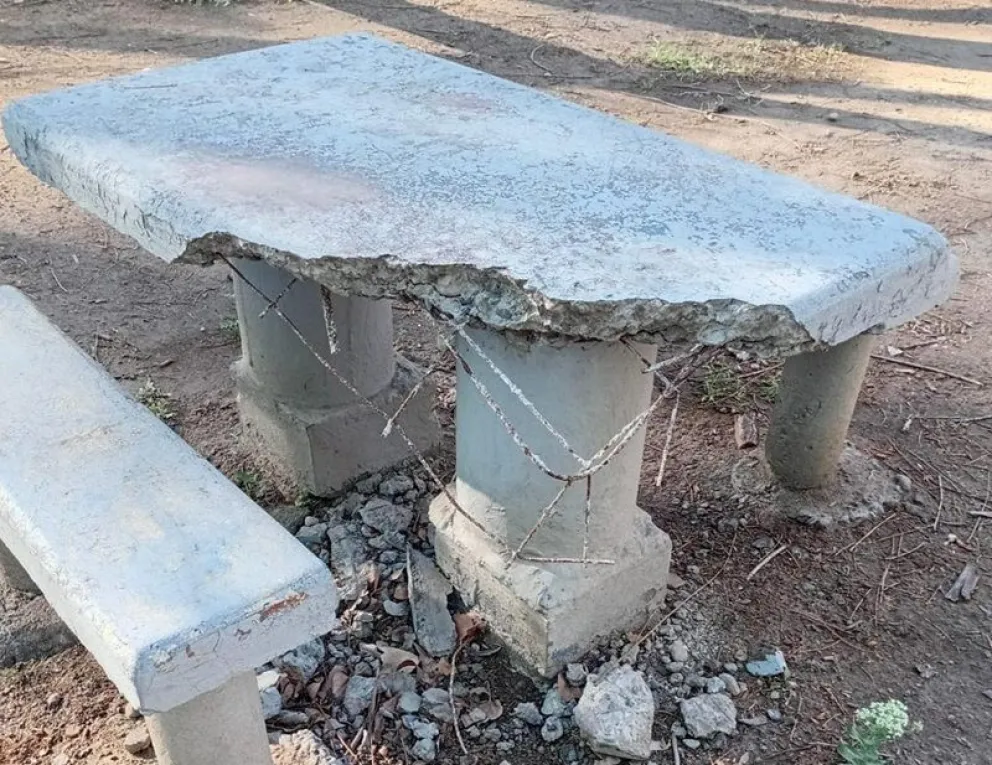 Una de las mesas del balneario municipal de Chichinales fue vandalizado por personas desconocidas. Foto: gentileza 