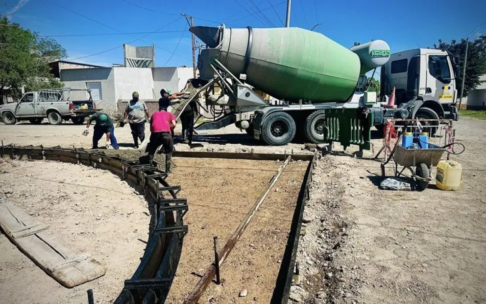Los trabajos comenzaron la semana pasada con los primeros tramos de construcción de cordón cuneta en dos manzanas de Huergo. Foto: gentileza