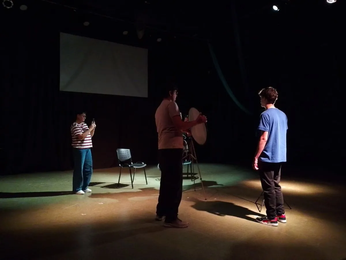Integrantes del equipo Cine Reg preparando los videos de promoci&oacute;n. Foto: gentileza