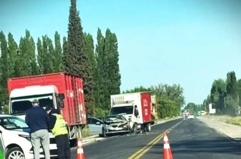 Tres vehículos chocaron en cadena sobre la Ruta 22, a la altura del acceso Güemes de Allen. Foto: gentileza Miguel Parra