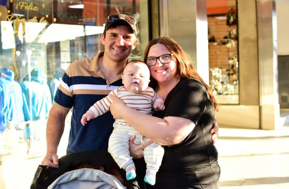 Desde LCR salimos a recorrer las calles de la ciudad y retratamos a madres disfrutando un paseo junto a sus familias. Mirá más fotos en nuestras redes. Fotos: Celeste Cerezuela