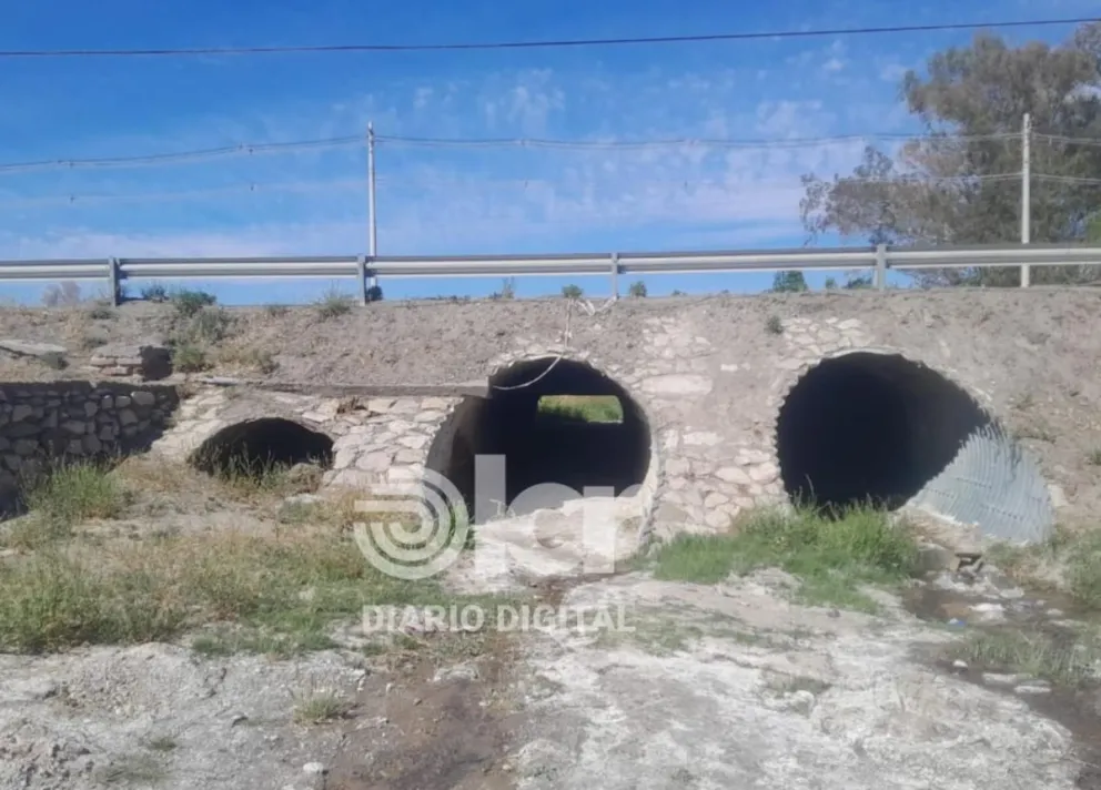 El ataque ocurrió en la alcantarilla que se ubica debajo de la Ruta 22 y a la altura de el cementerio. Foto LCR.