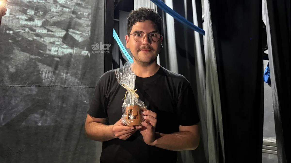 El creador del festival posando para la foto de LCR junto al mate de Cine Reg. Foto Celeste Cerezuela