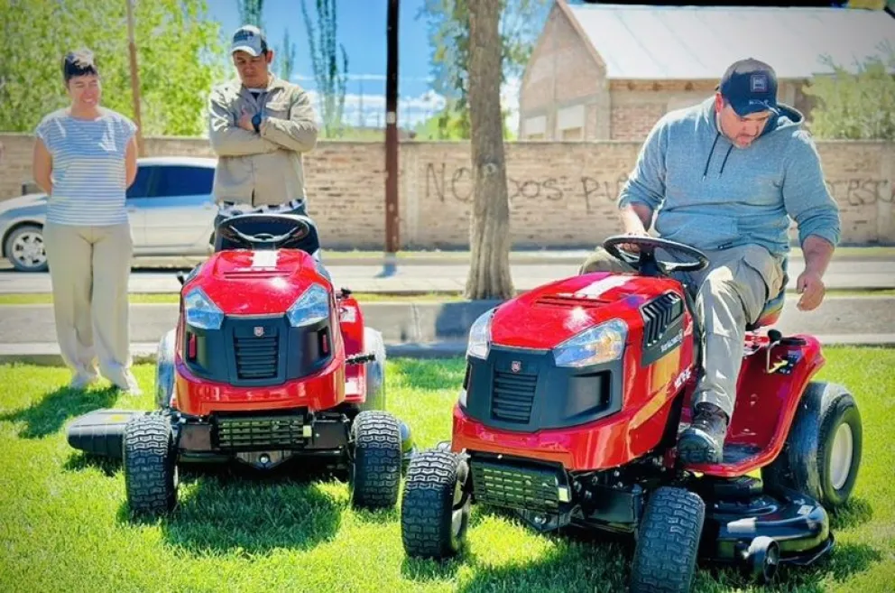 Los nuevos equipos que incorporó el municipio apuntan a mejorar y agilizar las tareas de mantenimiento de espacios verdes. Foto: gentileza