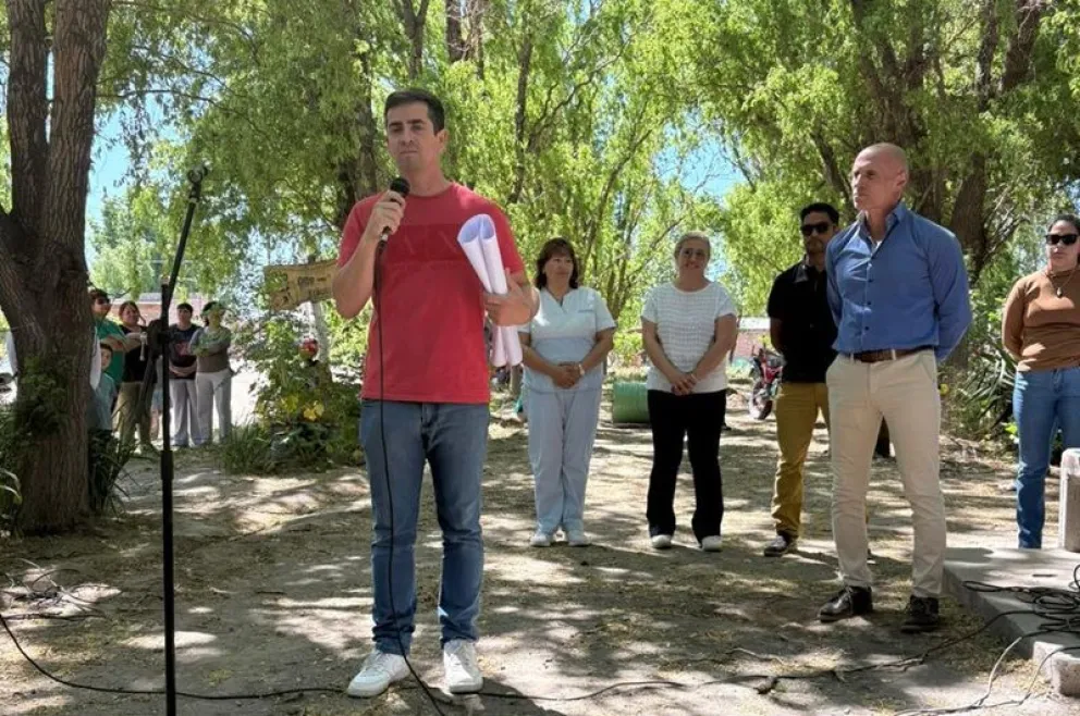 El intendente Lucas González y el ministro Alejandro Echarren se reunieron con vecinos del barrio Otto Krause. Foto: gentileza