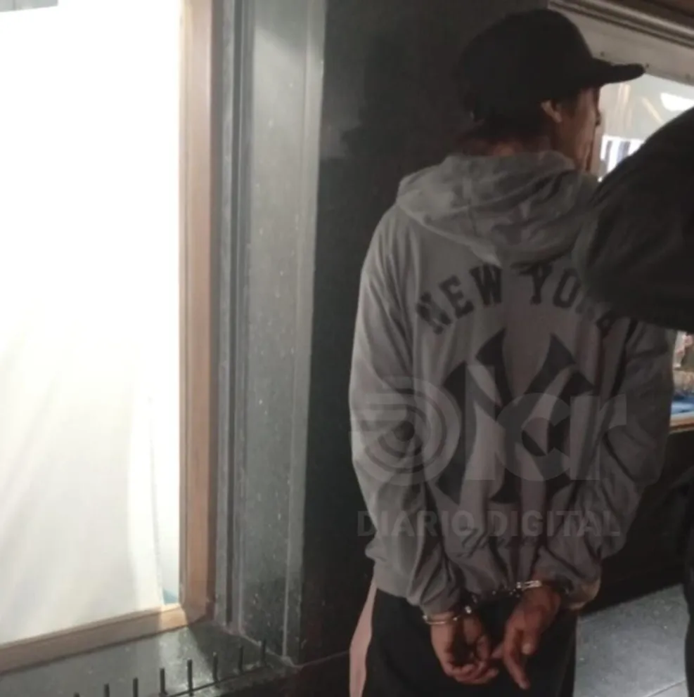 El sujeto fue interceptado por personal policial de la Comisaría Quinta. Foto: Policía RN.