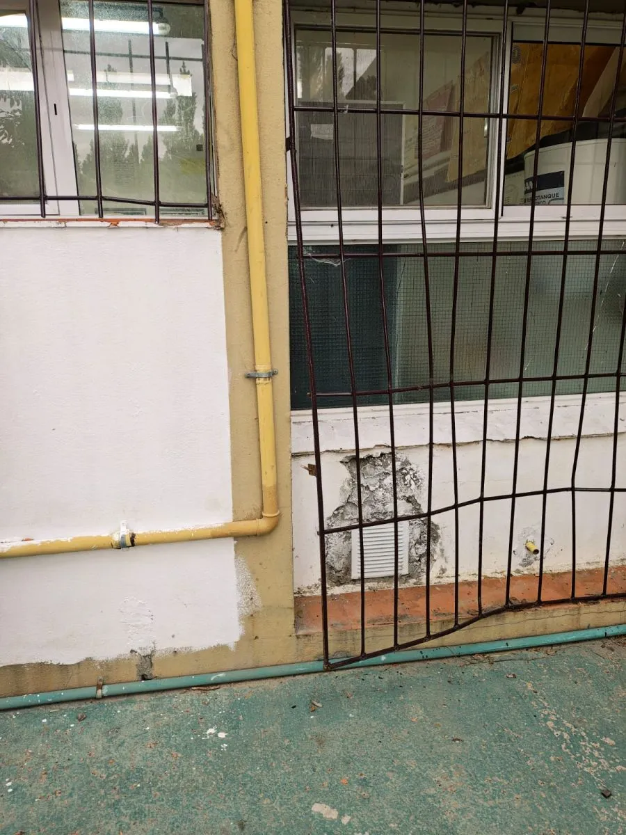 Para entrar al edificio se forzó la reja que da al taller de panadería. Foto gentileza.