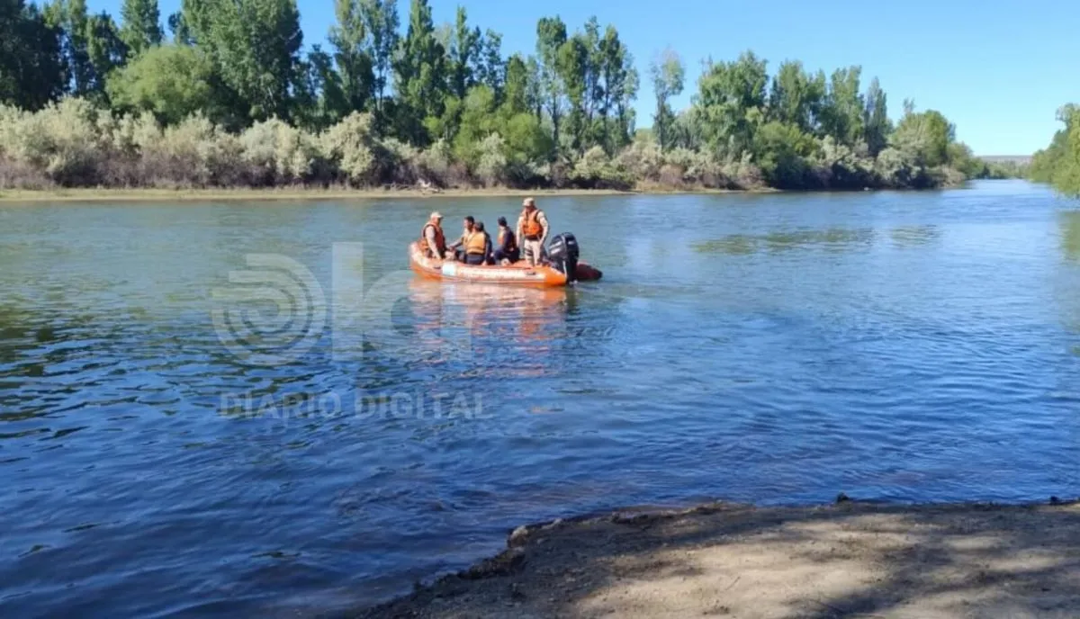 La Comisar&iacute;a 40 cont&oacute; con la colaboraci&oacute;n de Prefectura y bomberos debido a la dificultad para cruzar el r&iacute;o Negro. Foto gentileza.