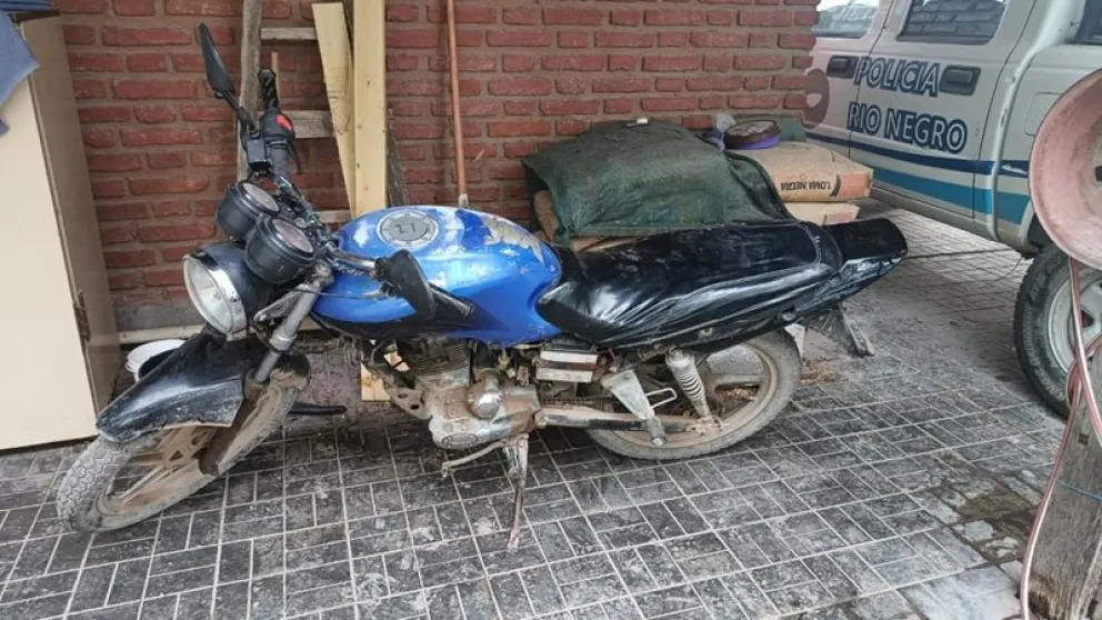 La moto fue hallada abandonada en la zona rural de Valle Azul en inmediaciones del Lote 07. Foto: gentileza