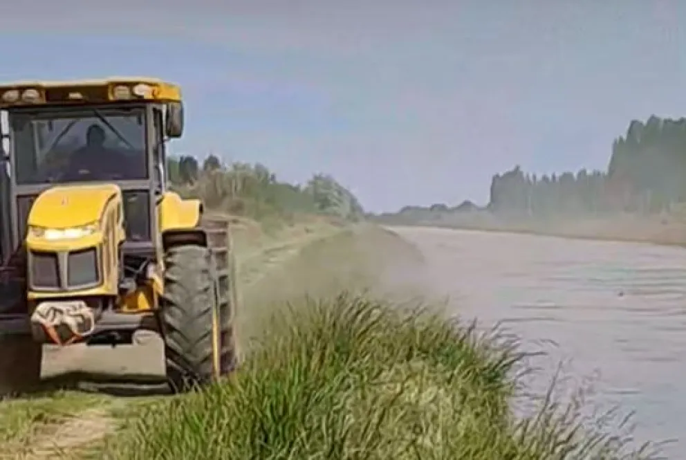 Con maquinaria aportada por los consorcios comenzó la tarea para la limpieza del canal principal de riego en todo su recorrido. Foto: gentileza