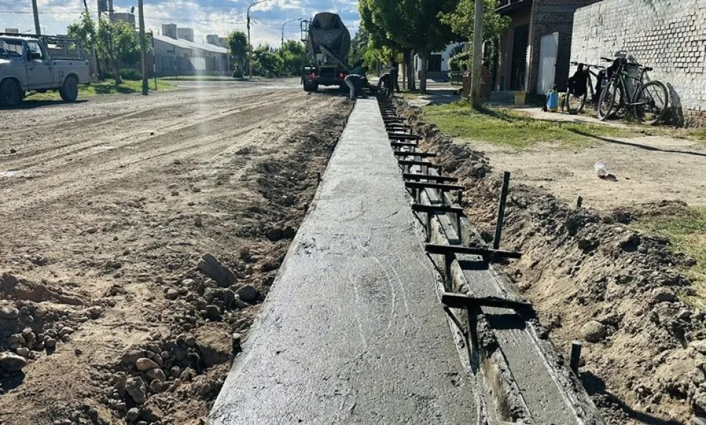 La obra de cordón cuneta beneficiará a los vecinos de dos manzanas de Huergo. Foto: gentileza