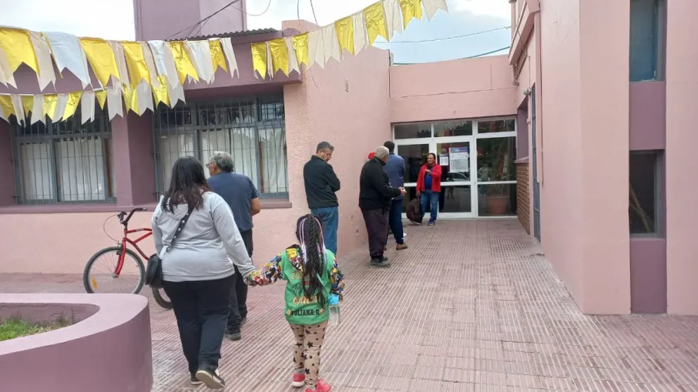 A las 8 ya había más de 7 personas que aguardaban poder ingresar a la escuela primaria del centro. Foto LCR.