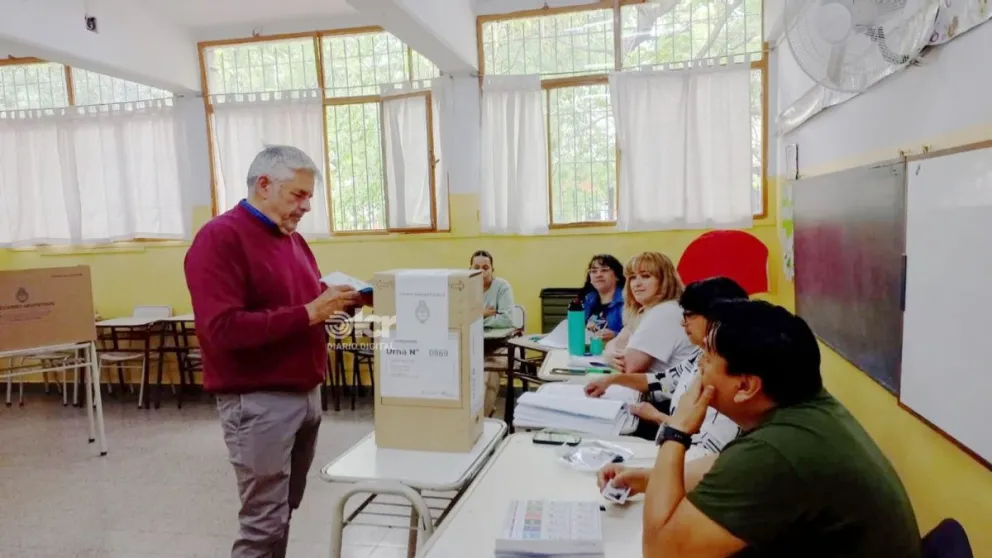 El intendente votó a las 9. "Estoy contento por poder elegir", dijo. Foto LCR.