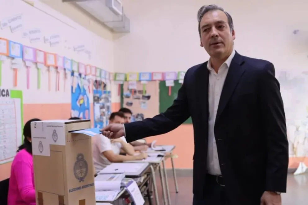 Martín Soria, candidato a senador nacional por Fuerza Patria, votó esta mañana en la Escuela 253 del barrio Los Olmos, en Roca. Foto: Tania Domenicucci.