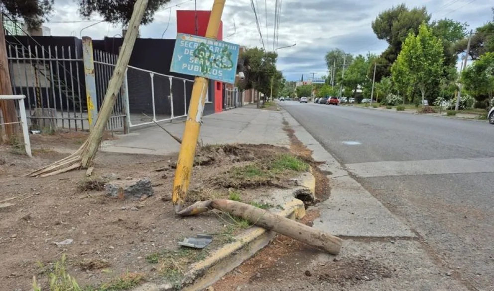 La violencia del impacto del vehículo arrancó el poste de alumbrado y del tendido eléctrico. Foto: LCR