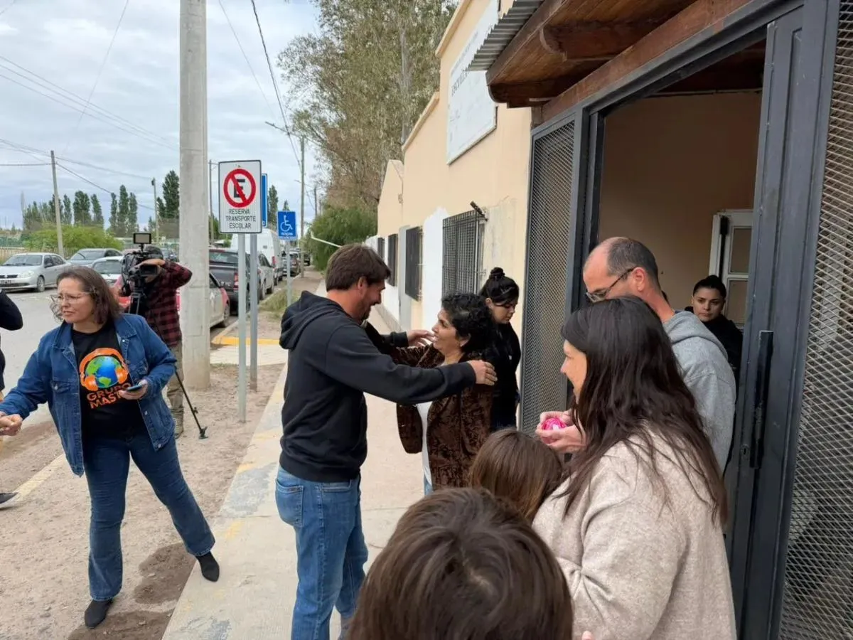 Buteler llegando a la escuela de La Falda: "que el mensaje de las urnas sea por un pa&iacute;s m&aacute;s federal", dijo. Foto: Prensa Municipalidad.
