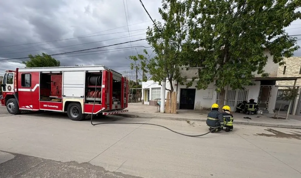 Bomberos hizo las tareas de contención por la fuga de gas en un domicilio. Foto: gentileza