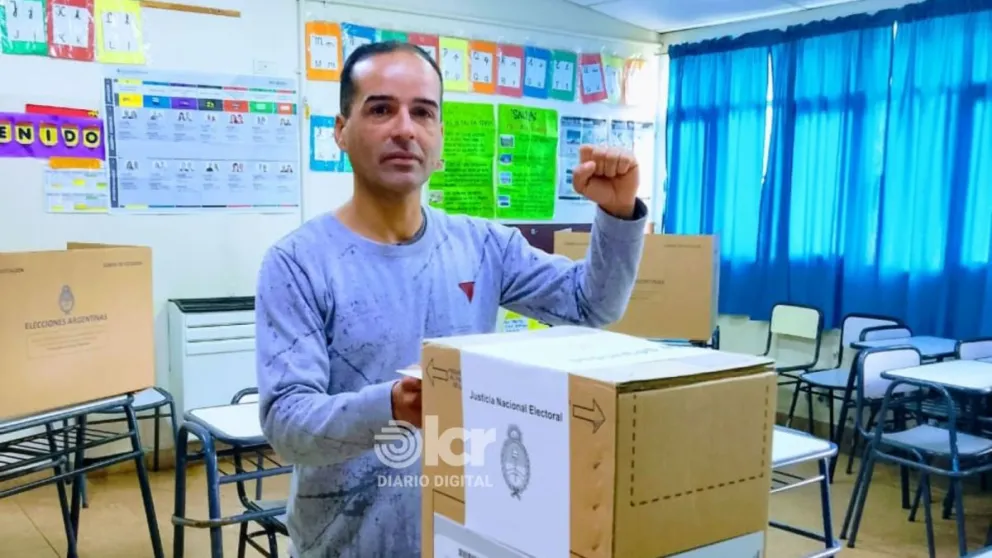 Luego de depositar su voto, Musa recorrió las dos escuelas habilitadas en la localidad para la elección legislativa. Foto gentileza.
