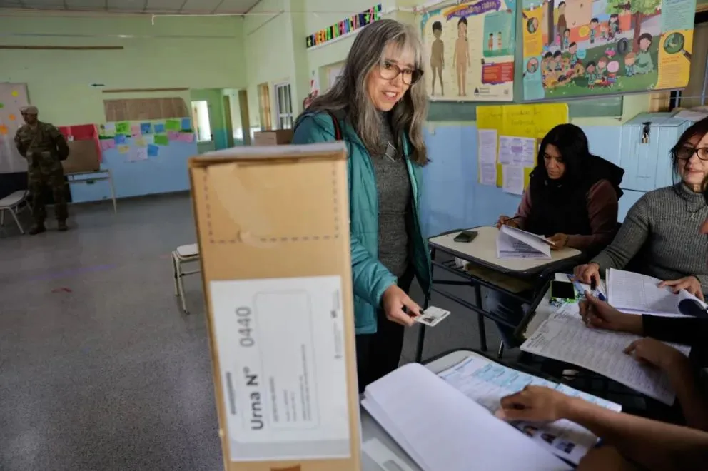 Para las 10 de la mañana, más de un 10% del padrón asignado a la Escuela de Puerto Moreno sufragó, incluida la candidata Adriana Serquis. Fotos: Eugenia Neme