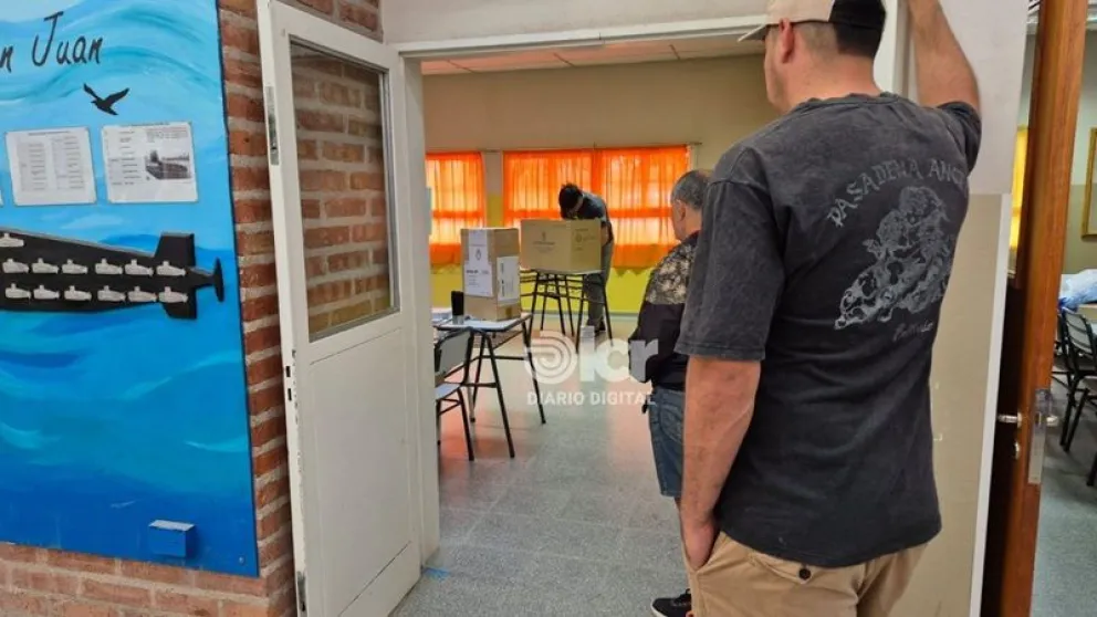 La elección legislativa tuvo una participación de más del 45% del padrón en horas del mediodía. Foto: LCR