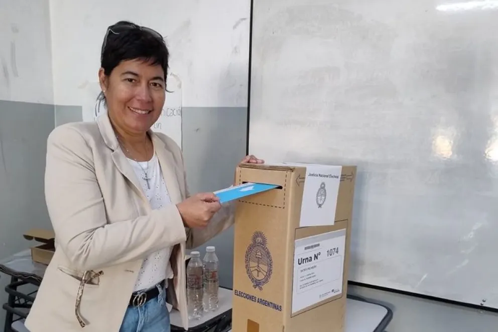 Silvia Penilla, intendente de Huergo, votó cerca del mediodía e invitó a los vecinos a participar. Foto: gentileza