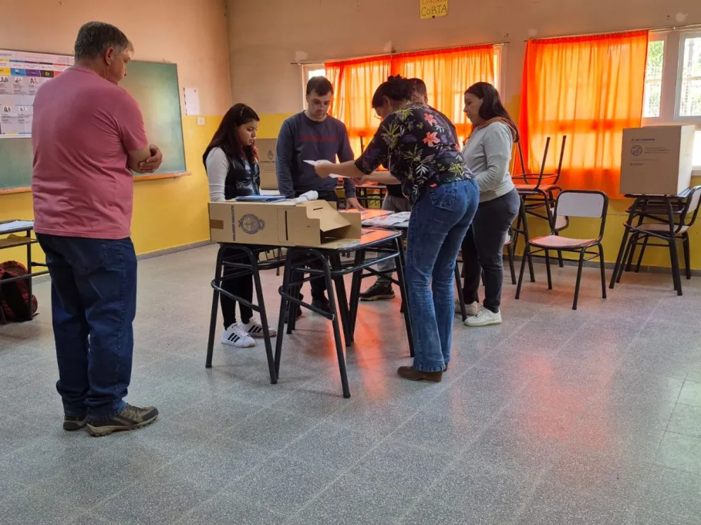 En estos momentos se desarrolla el recuento de votos en las distintas escuelas. Foto LCR.