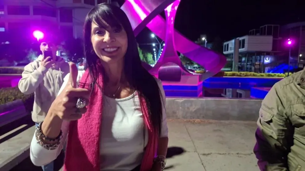 Lorena Villaverde celebró con militantes en el Monumento a la Manzana tras confirmarse su ingreso al Senado. Gentileza.