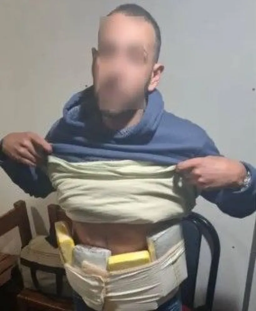 El control se concretó en la madrugada del sábado en un micro que viajaba con destino a Bariloche. El pasajero había subido en General Roca. Foto Gendarmería.