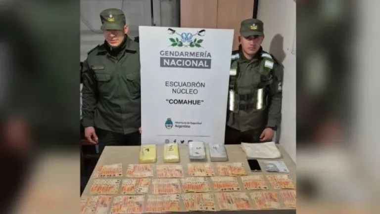 En el control secuestraron coca&iacute;na, dinero y un celular. Luego, se encontr&oacute; marihuana en la vivienda que se allan&oacute; en Roca. Foto Gendarmer&iacute;a. 