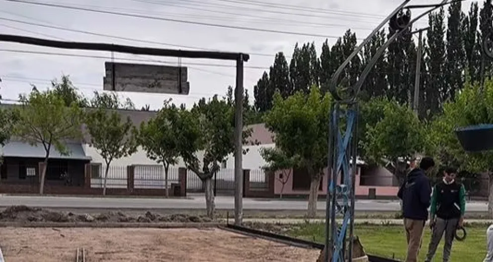 Las tareas de construcción de veredas, comenzaron la semana anterior en el espacio verde en el centro de la localidad. Foto: gentileza