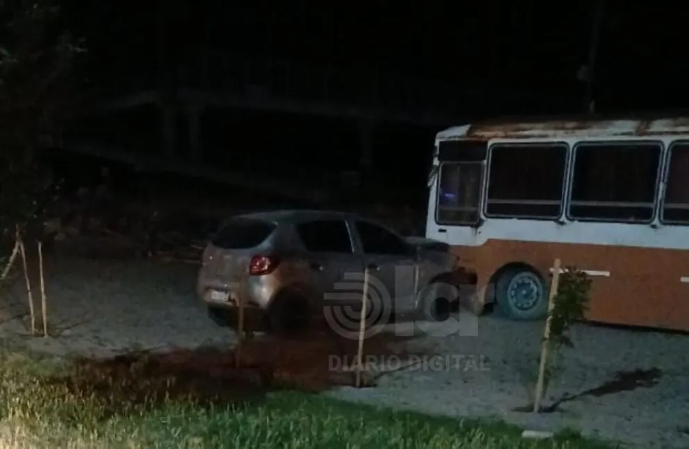 Tras perder el control, el auto impact&oacute; contra el micro que se encuentra en las v&iacute;as y calle Pas&iacute;n. Foto gentileza.