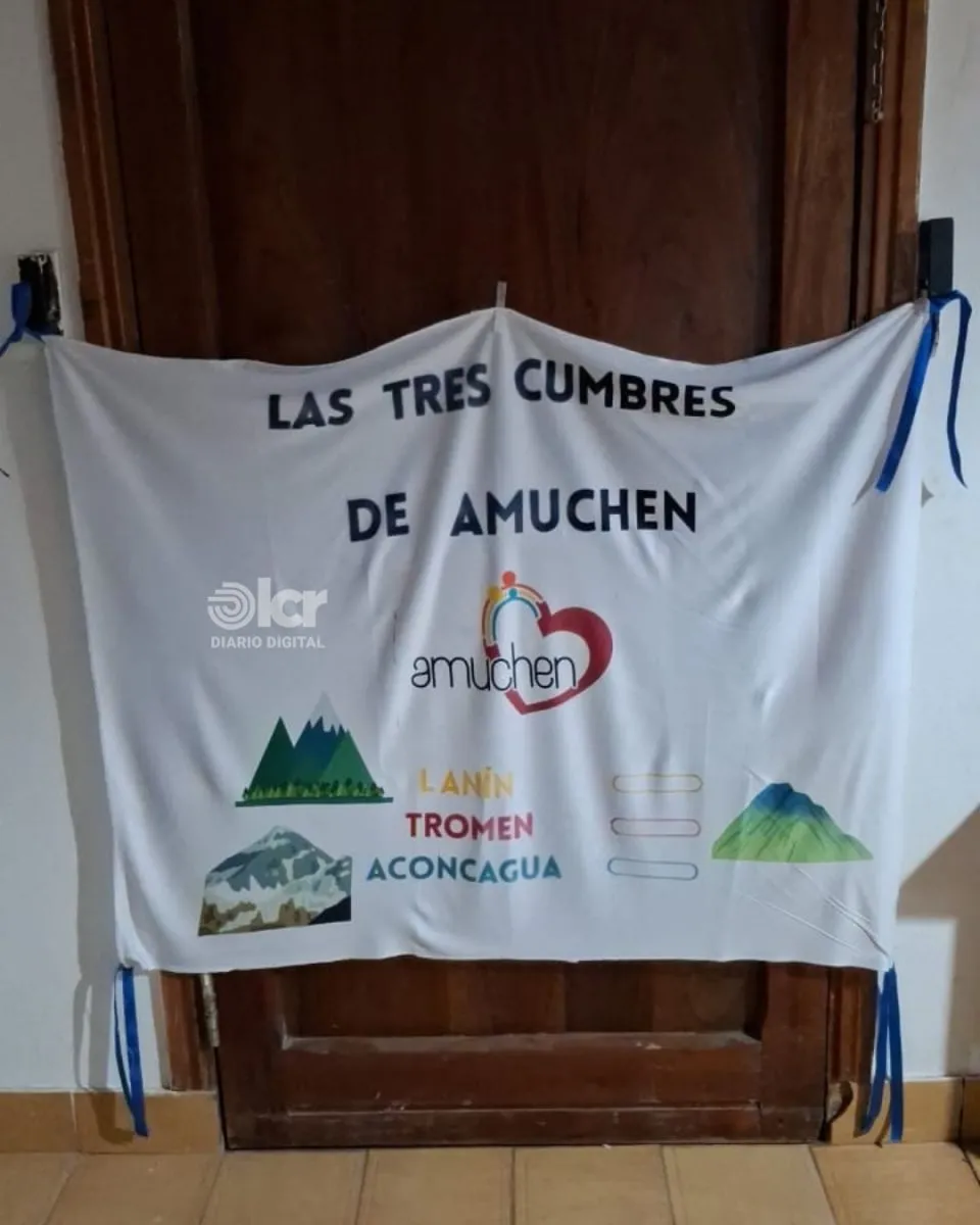 Bandera realizada por alumnos de Amuch&eacute;n para los senderistas. Foto: gentileza
