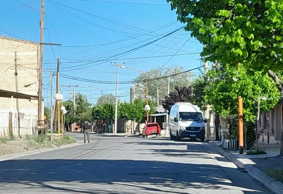 Más de 5 son los allanamientos que se realizan en Regina, Chichinales y Huergo. Uno de ellos es en barrio Don Bosco. Foto LCR.