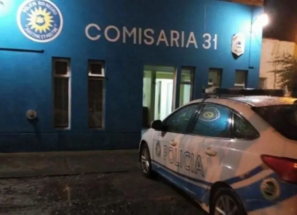 La rápida reacción de los policías de la Comisaría 31 permitió salvar la vida de un bebé de apenas cinco semanas que había sufrido un ahogo mientras era amamantado. Foto: ANR